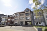 Individuele, afgesloten garagebox met geautomatiseerde kantelpoort, in een garagecomplex gelegen op 5 min. wandelafstand van het centrum.
Afmetingen: 5,43m X 3,00m
De garage is gelegen achter de residentie Steenhove dat u op de foto ziet. Vrij bij akte (24/067)
